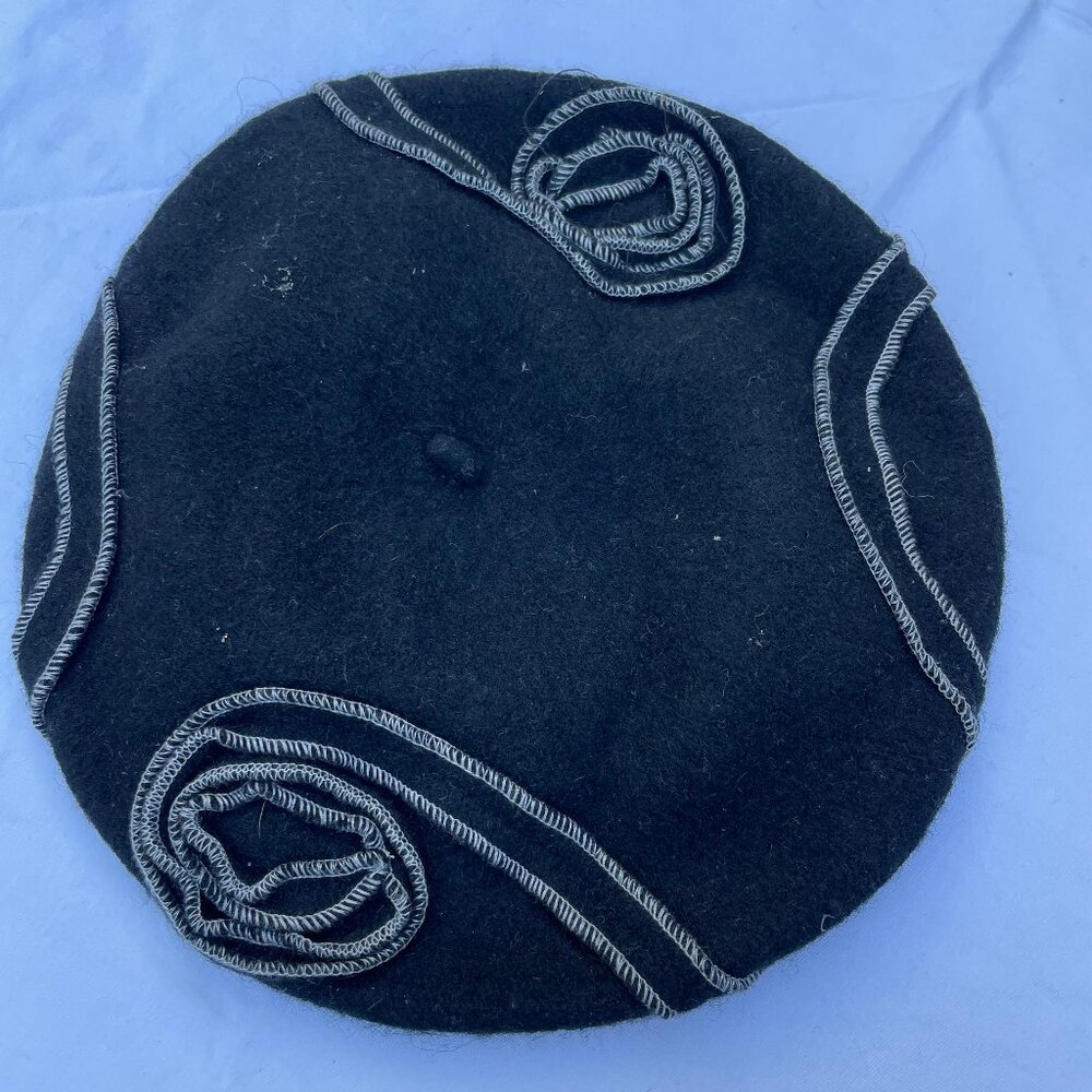 Black Beret w/ White Stitch Pattern